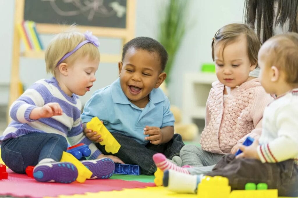 Crianças praticando atividades ao ar livre no Dia do Meio Ambiente na educação infantil