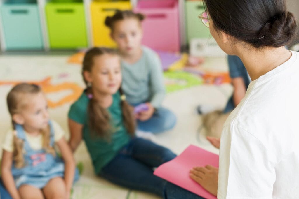 Crianças prestando atenção ao professor na creche – dicas de professores para melhorar a paciência