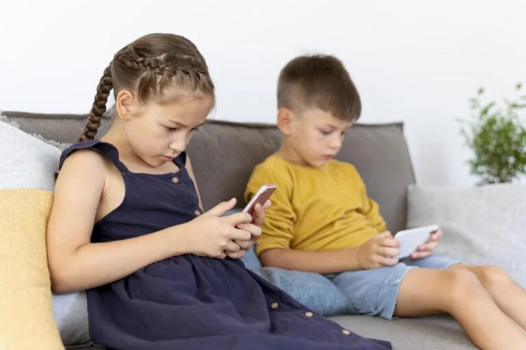 Como equilibrar o uso de telas e o desenvolvimento infantil