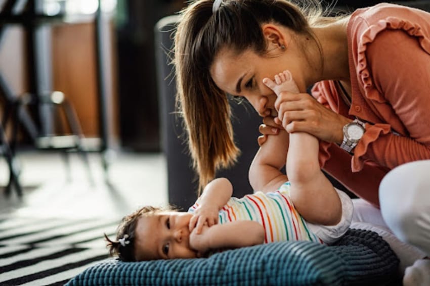 Quando colocar o bebê na creche pela primeira vez é uma pergunta que costuma surgir junto com o retorno ao trabalho, mudanças na rotina ou a necessidade de apoio no cuidado diário. No entanto, essa decisão envolve muito mais do que calendário e compromissos: envolve emoções, desenvolvimento e confiança. É importante entender que não existe uma idade única e obrigatória. Cada bebê tem seu ritmo, cada família tem sua realidade e cada instituição oferece uma proposta pedagógica diferente. Por isso, neste conteúdo, você vai descobrir qual o momento ideal, quais fatores considerar e como tornar essa transição segura e acolhedora. Qual a melhor idade para colocar o bebê na creche pela primeira vez? Essa é uma dúvida comum, e a resposta depende de vários fatores que vão além do calendário. De modo geral, muitas famílias optam por iniciar entre 4 meses e 1 ano, especialmente por causa do término da licença-maternidade. Entretanto, do ponto de vista do desenvolvimento emocional, o período entre 8 e 12 meses pode exigir uma adaptação mais cuidadosa, pois é quando o bebê começa a desenvolver a ansiedade de separação. Por outro lado, ambientes de qualidade na educação infantil favorecem o desenvolvimento social, cognitivo e emocional. Segundo a Sociedade Brasileira de Pediatria, os primeiros anos de vida representam uma janela crítica para estímulos adequados, e creches estruturadas contribuem positivamente para essa formação. Você pode conferir orientações complementares na Cartilha de Desenvolvimento da SBP. Antes de definir o momento, observe alguns sinais: Se o bebê já apresenta certa regularidade de sono Se aceita alimentação com outros cuidadores Se demonstra curiosidade e interesse por estímulos externos Se a família está emocionalmente preparada para a transição Portanto, o momento ideal para colocar o bebê na creche não é apenas uma questão de idade, mas de contexto familiar e de desenvolvimento. Idade certa para a creche pela primeira vez: existe uma regra fixa? Muitos pais procuram uma resposta definitiva sobre a idade certa para colocar o bebê na creche pela primeira vez. No entanto, não há uma regra universal. Primeiramente, vale considerar o aspecto emocional. Bebês criam vínculos profundos com seus cuidadores principais. Assim, a introdução na creche deve ser feita com sensibilidade e planejamento, respeitando o ritmo de cada criança. Em seguida, é importante avaliar o desenvolvimento motor e cognitivo. Crianças que já interagem com o ambiente e demonstram interesse por outras pessoas tendem a se adaptar com mais facilidade. Além disso, a qualidade da creche faz toda a diferença. Um ambiente seguro, com profissionais qualificados e proposta pedagógica clara, impacta diretamente na experiência do bebê. Por isso, antes de tomar a decisão, visite a instituição, converse com a coordenação e observe como os profissionais interagem com as crianças. Como preparar o bebê e a família para a entrada na creche A preparação é tão importante quanto a escolha da instituição. Algumas estratégias ajudam a tornar a transição mais suave: Deixar o bebê com outro cuidador por períodos curtos antes do início Criar uma rotina previsível em casa Falar sobre a creche de forma positiva e natural Visitar o espaço com o bebê antes do primeiro dia oficial Outro ponto fundamental: sempre que possível, evite acumular grandes mudanças ao mesmo tempo. Se a família está passando por mudança de casa, desmame ou outra transição significativa, o ideal é estabilizar a rotina doméstica antes de introduzir a creche. Dessa forma, o momento ideal se torna uma transição gradual, e não uma ruptura. Adaptação na creche: o que esperar nos primeiros dias Colocar o bebê na creche pela primeira vez quando a família ainda está insegura pode tornar o processo mais difícil. Por isso, a adaptação deve ser progressiva. Nos primeiros dias, o bebê permanece por pouco tempo na instituição. Em seguida, o período aumenta aos poucos, conforme a criança demonstra segurança. Especialistas recomendam que esse processo dure, em média, de uma a duas semanas. É comum que ocorram choros nos primeiros dias. Isso não significa que a decisão foi errada. Na maioria das vezes, trata-se de um processo natural de ajuste ao novo ambiente, novas pessoas e nova rotina. O papel da creche nesse momento é crucial: um plano estruturado de acolhimento reduz significativamente o impacto emocional da separação. Equipes preparadas sabem respeitar o tempo de cada criança e manter a família informada sobre a evolução. Se esse tema te preocupa, recomendamos a leitura do nosso conteúdo sobre como se preparar emocionalmente para deixar o filho na creche. Benefícios da creche no desenvolvimento do bebê Embora existam receios, há muitos benefícios ao colocar o bebê na creche quando o ambiente é adequado. O bebê passa a conviver com outras crianças, o que estimula habilidades sociais desde cedo. A rotina estruturada favorece a autonomia: horários regulares de alimentação e sono ajudam na organização interna da criança. Outro ponto importante é o estímulo cognitivo. Atividades sensoriais, música, contação de histórias e brincadeiras dirigidas ampliam o repertório de experiências e aceleram o desenvolvimento da linguagem e da coordenação motora. Quando a decisão de colocar o bebê na creche pela primeira vez é bem planejada, os ganhos são expressivos e se refletem em toda a trajetória escolar futura. Como avaliar se a creche é a escolha certa para o seu bebê Antes de definir o momento, é essencial avaliar a instituição com critérios objetivos. Observe: Proposta pedagógica clara e adequada à faixa etária Formação e preparo da equipe de educadores Segurança e higiene do espaço físico Comunicação transparente com os pais sobre a rotina e o desenvolvimento Existência de um plano de adaptação estruturado Além disso, converse com outras famílias que já passaram pelo processo. A experiência de quem viveu a adaptação pode trazer segurança e ajudar na tomada de decisão. Nosso conteúdo sobre como escolher a melhor escola para seu filho traz critérios detalhados para essa avaliação. Culpa e insegurança: sentimentos normais ao deixar o bebê na creche Quando devo colocar o bebê na creche pela primeira vez? Muitas vezes, essa pergunta vem acompanhada de culpa, especialmente entre mães que retornam ao trabalho. É importante reconhecer que sentir insegurança é absolutamente natural. A separação inicial pode ser desafiadora tanto para o bebê quanto para os pais. No entanto, trabalhar fora ou precisar de apoio não diminui o amor ou o cuidado oferecido à criança. Pelo contrário: quando a família está equilibrada emocionalmente, a criança também se beneficia. Manter momentos de qualidade após a creche fortalece o vínculo. Pequenos rituais como ler uma história à noite, brincar no chão ou conversar sobre o dia fazem toda a diferença na conexão entre pais e filhos. Checklist prático: seu bebê e sua família estão prontos para a creche? Antes de tomar a decisão final, revise os pontos abaixo: A família está alinhada e segura na decisão A creche escolhida transmite confiança e acolhimento Existe um planejamento claro para a adaptação A rotina do bebê está relativamente organizada Há comunicação aberta e constante com a equipe da creche Se a maioria das respostas for positiva, o momento de colocar o bebê na creche provavelmente está próximo. O momento certo é aquele que respeita o bebê e a família Quando colocar o bebê na creche pela primeira vez depende da realidade da sua família, do desenvolvimento da criança e da qualidade da instituição escolhida. Não existe idade mágica mas existe preparação, acolhimento e planejamento. Ao longo deste conteúdo, vimos que a melhor idade varia entre famílias, que os sinais de prontidão do bebê são tão importantes quanto o calendário, que a adaptação gradual faz diferença e que a qualidade da creche é o fator mais determinante para uma experiência positiva. Observe seu bebê, analise sua rotina e escolha uma instituição que valorize o desenvolvimento integral com carinho e estrutura. Com apoio adequado, essa transição pode ser leve, segura e transformadora. Se você deseja conhecer um espaço preparado para receber seu bebê com carinho e estrutura, entre em contato ou acesse nosso site!